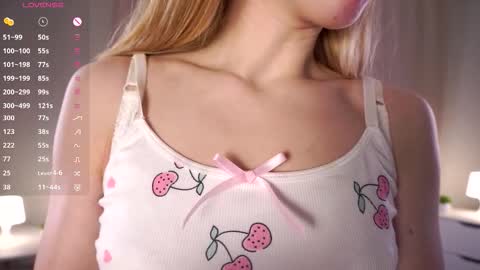 Snapshot of zara_shine chatting on 11.08.25 Criss online show from 11.08.25