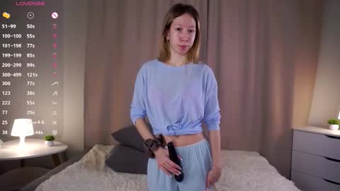 Snapshot of zara_shine chatting on 11.10.25 Criss online show from 11.10.25