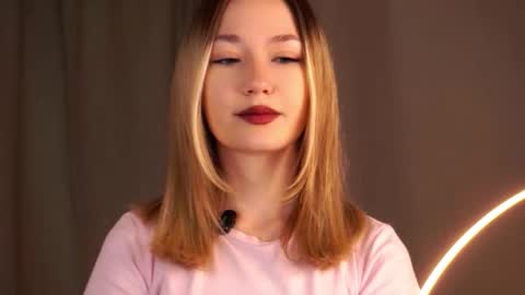 Snapshot of zara_shine chatting on 11.12.25 Criss online show from 11.12.25