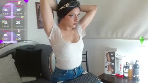 Snapshot of zaratrump chatting on 09.18.25 zaratrump online show from 09.18.25