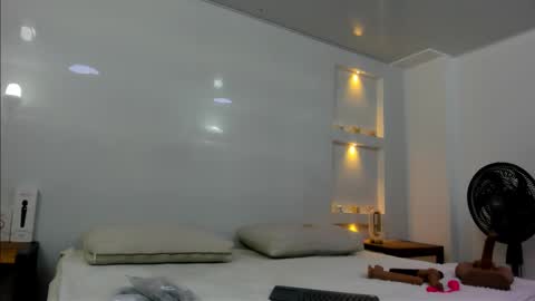 Snapshot of zenda_evans chatting on 10.02.25 Zenda Evans online show from 10.02.25