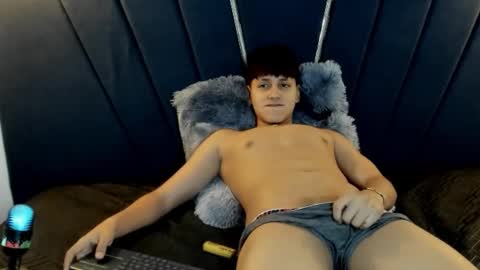 Snapshot of zeusapollofuck chatting on 09.15.25 zeusapollofuck online show from 09.15.25