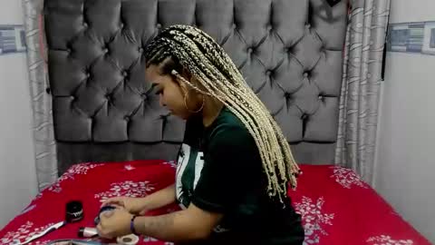 Snapshot of zeynep_20_ chatting on 11.14.25 zeynep_20_ online show from 11.14.25