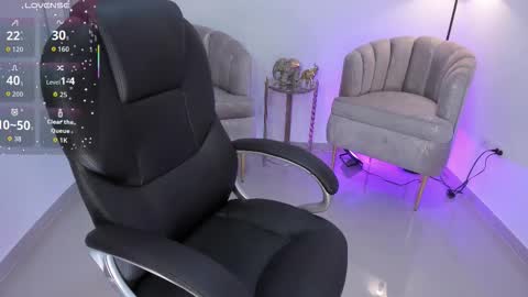 Snapshot of zharaa_fox chatting on 11.18.25 Zhara online show from 11.18.25