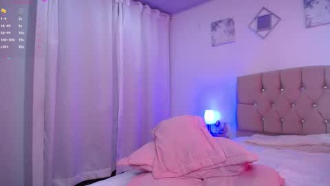 Snapshot of zoe_alanaa chatting on 12.14.24 ZOEE online show from 12.14.24