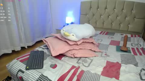 Snapshot of zoe_alanaa chatting on 12.24.24 ZOEE online show from 12.24.24