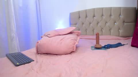 Snapshot of zoe_alanaa chatting on 02.13.25 ZOEE online show from 02.13.25