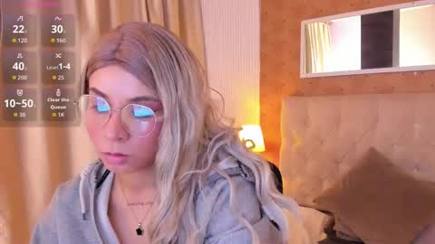 Snapshot of zoe_alanaa chatting on 10.19.25 ZOEE online show from 10.19.25