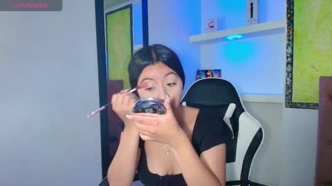 Snapshot of zoe_connor19 chatting on 11.18.25 Z O E online show from 11.18.25