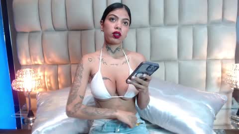 Snapshot of zoe_kravitx chatting on 01.04.25 CAMILA online show from 01.04.25