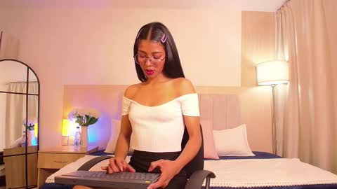 Mia online show from 10.15.25