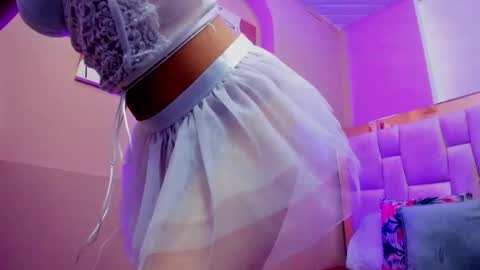 Snapshot of zoe_moreau chatting on 11.18.25 zoe_moreau online show from 11.18.25