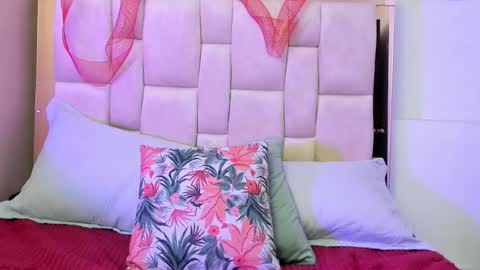 Snapshot of zoe_moreau chatting on 12.04.25 zoe_moreau online show from 12.04.25