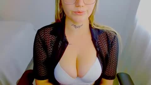 Snapshot of zoe_sexy69 chatting on 09.17.25 ZOE online show from 09.17.25
