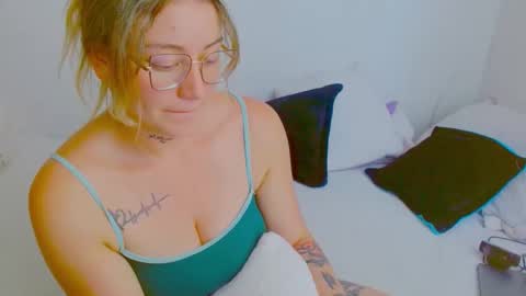 Snapshot of zoe_sexy69 chatting on 02.04.26 ZOE online show from 02.04.26