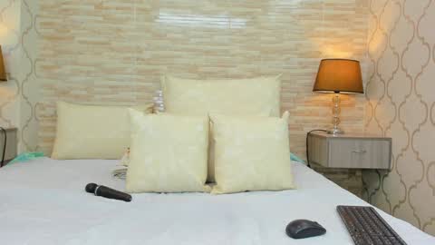 Snapshot of zoeesmitth chatting on 12.16.24 ZoeeSmitth online show from 12.16.24