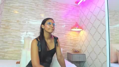 Snapshot of zoeesmitth chatting on 09.29.25 ZoeeSmitth online show from 09.29.25