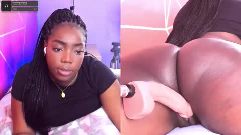 Snapshot of zoeethompson_cm chatting on 11.23.25 online show from 11.23.25