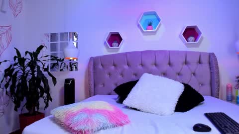 Snapshot of zoehilton chatting on 01.14.25 Zoe online show from 01.14.25