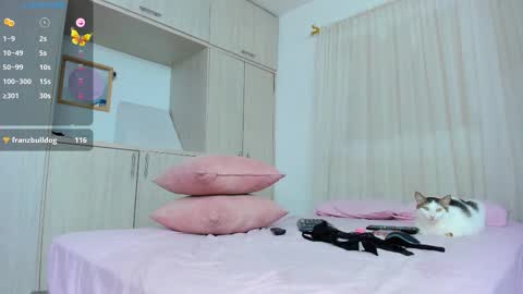 Snapshot of zoey_cooper chatting on 10.17.25 zoey Independent model online show from 10.17.25