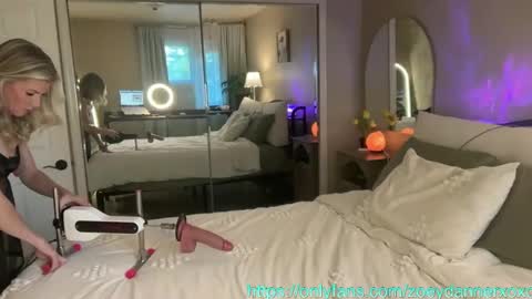 Snapshot of zoeydanner chatting on 10.22.25 Zoeydanner online show from 10.22.25