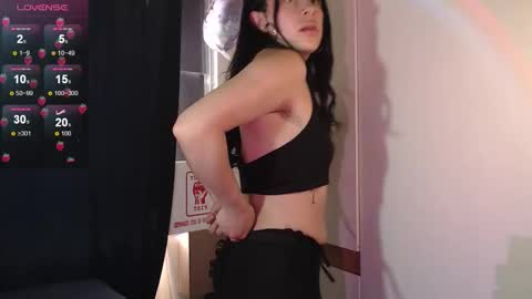 Snapshot of zowi_hottiee chatting on 10.23.25 cintya kors online show from 10.23.25