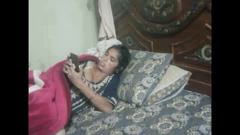 Snapshot of zoyakhan803 chatting on 11.01.25 zoyakhan803 online show from 11.01.25