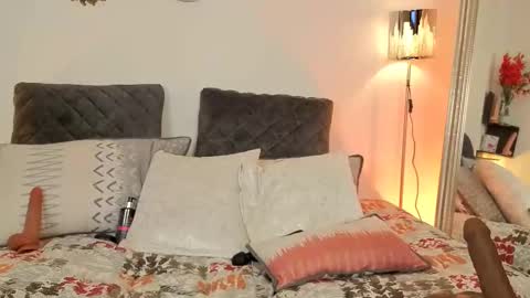 Snapshot of zuly_zahir_01 chatting on 02.01.25 zuly goode online show from 02.01.25