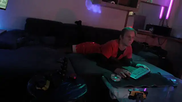 Snapshot of davidgntxxxxx chatting on 12.14.25 davidgntxxxxx online show from 12.14.25