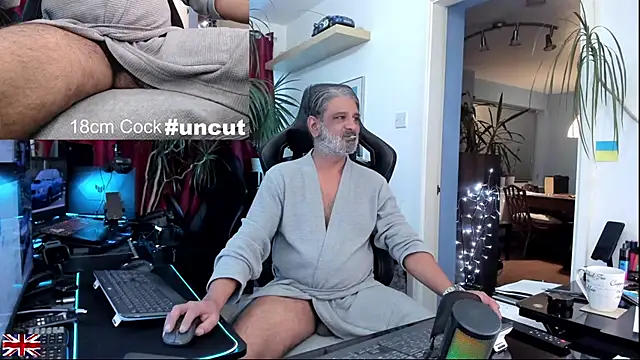 Snapshot of OnlineBossUK chatting on 12.13.25 OnlineBossUK online show from 12.13.25