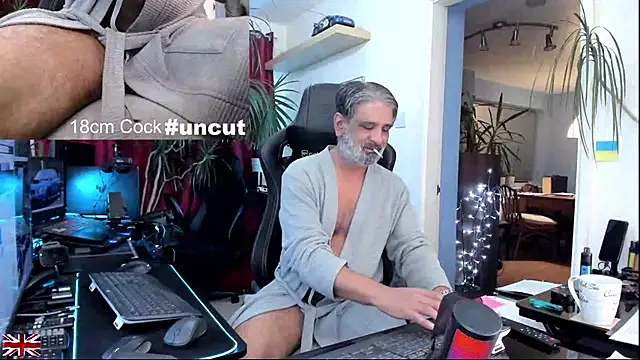 Snapshot of OnlineBossUK chatting on 12.16.25 OnlineBossUK online show from 12.16.25