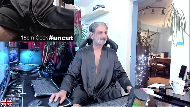 Snapshot of OnlineBossUK chatting on 12.16.25 OnlineBossUK online show from 12.16.25