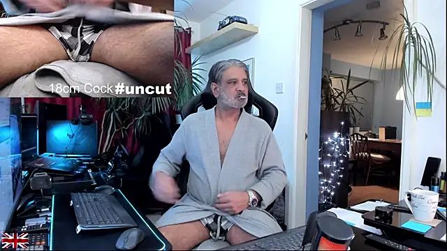 Snapshot of OnlineBossUK chatting on 12.18.25 OnlineBossUK online show from 12.18.25