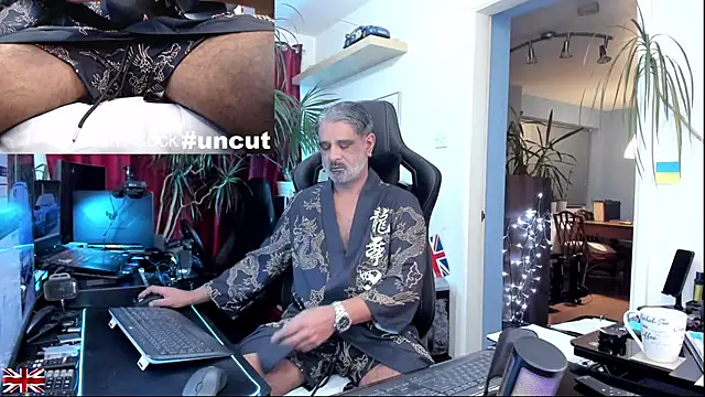 Snapshot of OnlineBossUK chatting on 12.19.25 OnlineBossUK online show from 12.19.25