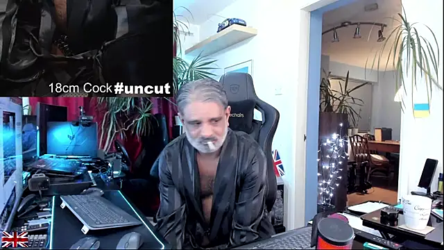 Snapshot of OnlineBossUK chatting on 12.19.25 OnlineBossUK online show from 12.19.25