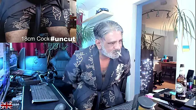 Snapshot of OnlineBossUK chatting on 12.22.25 OnlineBossUK online show from 12.22.25