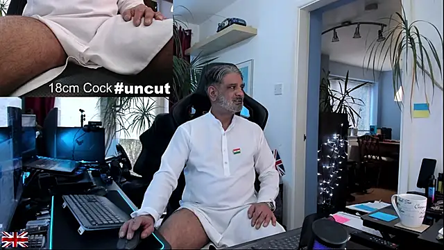 Snapshot of OnlineBossUK chatting on 12.22.25 OnlineBossUK online show from 12.22.25