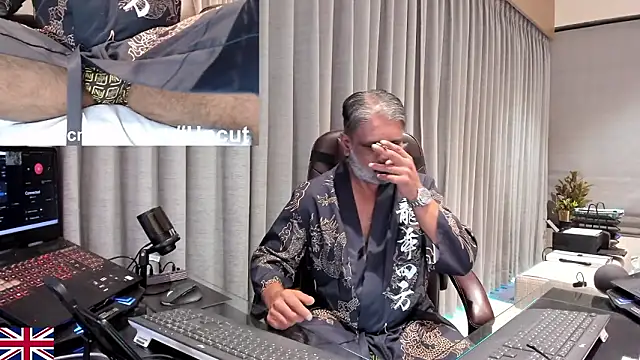 Snapshot of OnlineBossUK chatting on 03.25.26 OnlineBossUK online show from 03.25.26