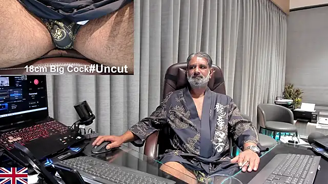 Snapshot of OnlineBossUK chatting on 04.08.26 OnlineBossUK online show from 04.08.26