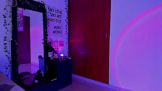 Snapshot of little_kayla_ chatting on 11.28.25 little kayla online show from 11.28.25