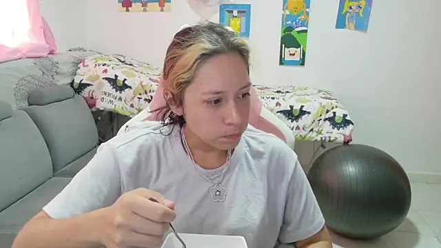 Snapshot of MommyMiaWs chatting on 04.20.26 MommyMiaWs online show from 04.20.26