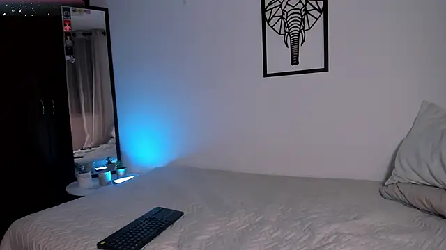 Snapshot of emilybae_ chatting on 10.28.25 emilybae online show from 10.28.25