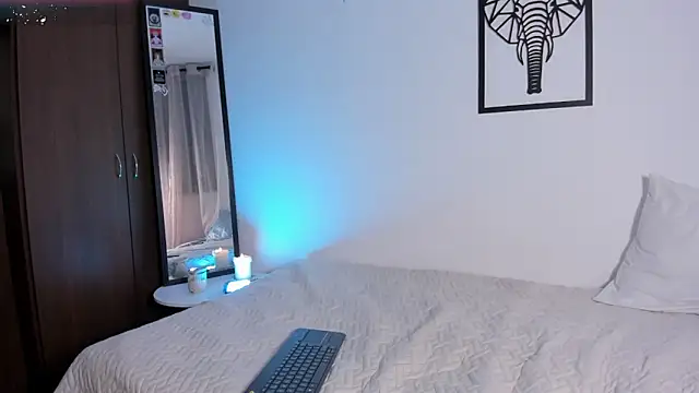 Snapshot of emilybae_ chatting on 11.19.25 emilybae online show from 11.19.25