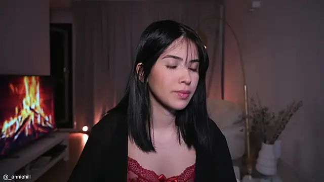 Snapshot of anniehillofficial chatting on 10.01.25 anniehillofficial online show from 10.01.25