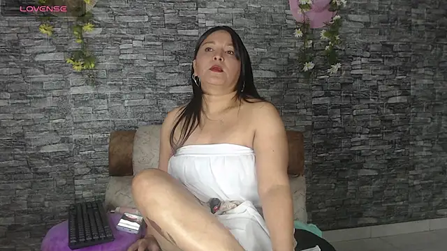 Snapshot of Danna_Paolaa_ chatting on 10.14.25 Danna Paolaa online show from 10.14.25