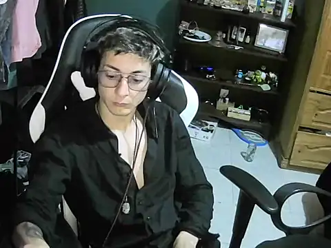 Snapshot of Jughead_16 chatting on 10.17.25 Jughead 16 online show from 10.17.25