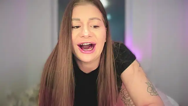 Snapshot of JuicyHelenX chatting on 11.16.25 JuicyHelenX online show from 11.16.25