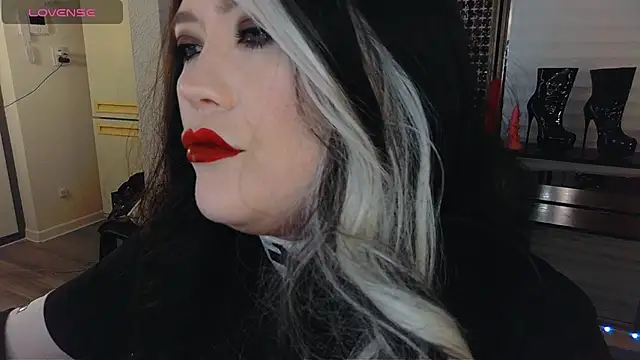 Snapshot of wickedxqueen chatting on 04.15.26 wickedxqueen online show from 04.15.26