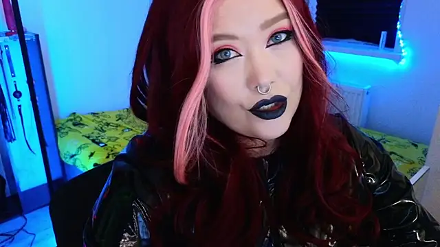 Snapshot of wickedxqueen chatting on 05.10.26 wickedxqueen online show from 05.10.26