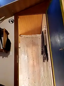 Snapshot of Cridere chatting on 02.16.25 Cridere online show from 02.16.25